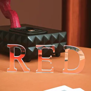 Lettere dell'alfabeto in acrilico iridescente RED per decorazione d'interni