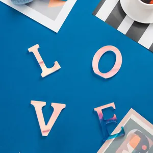 Lettere decorative LOVE in acrilico colorato per l'atmosfera della casa moderna e creativa