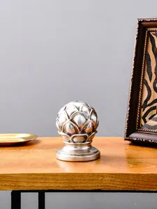 Elegante base de mástil decorativa plateada con forma de alcachofa y acabado metálico rugoso