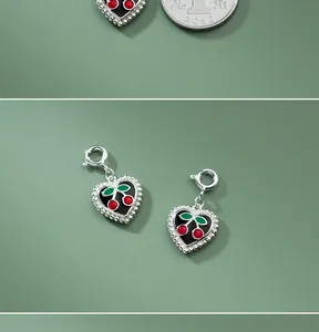 Vista dettagliata dei ciondoli a cuore in argento S925 con smalto nero e motivi a ciliegia