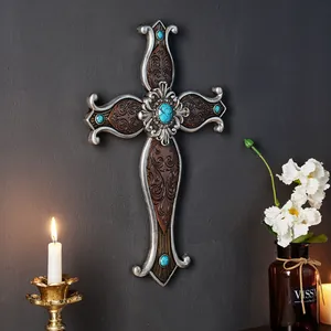 Detalle de cruz gótica de resina para pared con incrustaciones turquesas y relieves