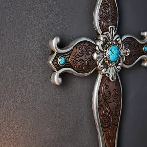 Primer plano detallado de una cruz de pared gótica de resina con flores talladas