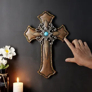 Vista detallada de una cruz de pared gótica de resina con incrustación de piedra azul