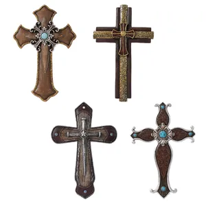Juego de cuatro cruces de pared góticas de resina con tallados y detalles en turquesa.