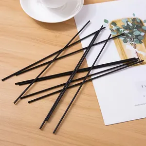 Varillas difusoras de fibra negra de alta calidad para aromaterapia de interior.