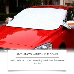 Détail de la housse de pare-brise de voiture en tissu matelassé argenté pour l'hiver.