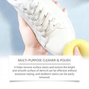 Detalle de un zapato blanco que se limpia con una esponja y un pulidor multiusos eficaz