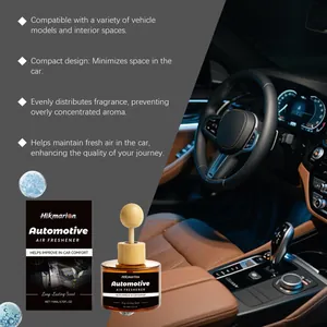 Auto luchtverfrisser fles detail met compact ontwerp en natuurlijke houten diffuser.