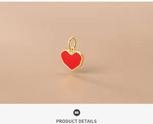 Detailansicht eines kleinen roten Herzanhängers aus 925er Silber für DIY-Schmuck.