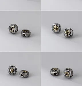 Detailaufnahme von hohlen S925 Sterling Silber Perlen mit Acht Kostbarkeiten Symbolen