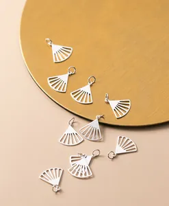 Vista dettagliata di ciondoli a forma di ventaglio in argento S925 per gioielli DIY