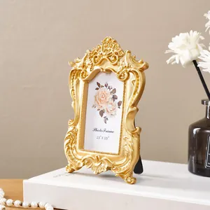 Nahaufnahme eines vintage goldenen Bilderrahmens mit aufwendigen Barock-Schnitzereien