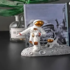 Creativa figurina di astronauta in resina su base lunare con cornice per foto in acrilico