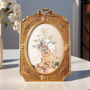 Nahaufnahme eines goldenen Fotorahmens im europäischen Stil mit floralem Reliefdekor.