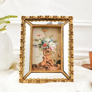 Vue détaillée d'un cadre photo orné doré classique européen avec décor d'anges.