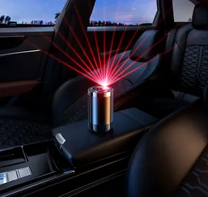 Intelligentes KI-Autoparfüm-Sprühgerät mit rotem Sternenhimmel-Projektor im Auto-Innenraum