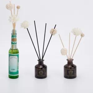 Set de varillas difusoras de aroma de fibra con flores y esferas decorativas blancas