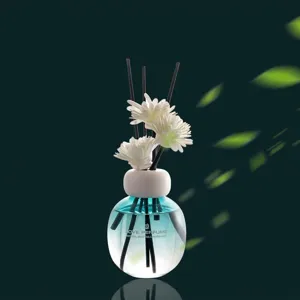 Difusor de coche con botella de vidrio azul y elegantes flores blancas