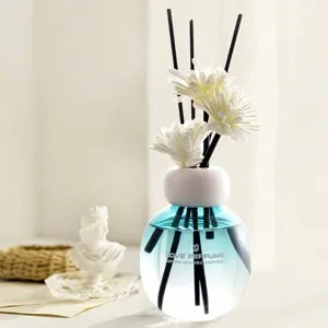 Difusor de fragancia de vidrio azul elegante con flores blancas y aceite natural