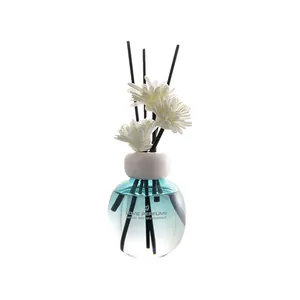 Elegante set de difusor de aceites esenciales azul con flores de fibra decorativas