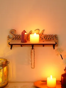 Detail van een rustieke Sweet Home houten wandplank met haken voor een gezellig huis