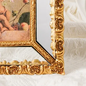 Gros plan détaillé d'un coin de cadre baroque doré de style classique pour décoration