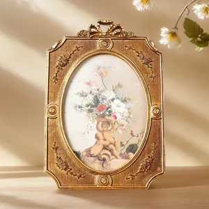 Vintage Bilderrahmen aus goldenem Harz im europäischen Stil mit Blumen und Schleife.