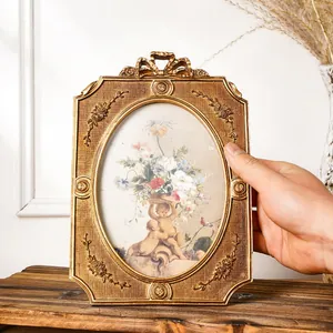 Detailansicht eines goldenen Vintage-Fotorahmens im europäischen Stil aus Kunstharz