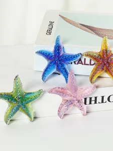 Primer plano de coloridas estrellas de mar de cristal irisado con efecto de cristal