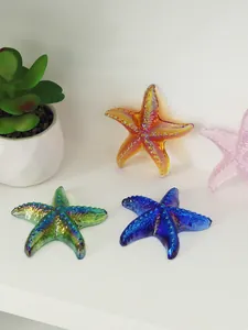 Vista detallada de figuras de estrellas de mar de cristal iridiscente para hogar