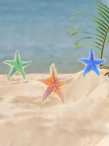 Decoraciones de estrellas de mar irisadas en la arena de la playa con fondo marino
