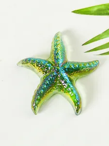 Primer plano detallado de una estrella de mar de cristal iridiscente con degradado.
