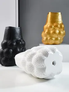Detailansicht moderner Vasen mit Netzbeutel-Textur in Schwarz, Gold und Weiß für Dekoration
