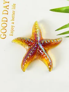 Vista macro de una estrella de mar de cristal iridiscente colorida con reflejos