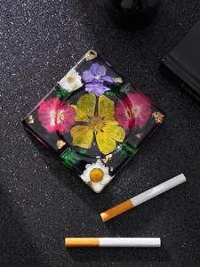 Vista superior de cenicero cuadrado de resina hecho a mano con flores secas de colores