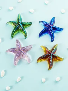 Primer plano de estrellas de mar de cristal iridiscente con textura para hogar.