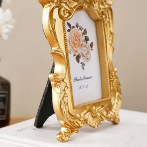 Makro-Detail eines goldenen, verzierten Vintage-Fotorahmens mit filigranen Blumenschnitzereien
