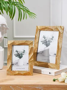 Detaillierte Makroansicht moderner goldener Fotorahmen mit schicken geometrischen Mustern