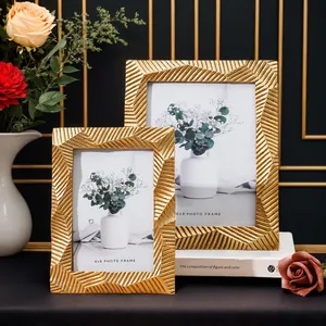 Detailansicht von zwei goldenen geometrischen Fotorahmen in 4x6 und 6x8 Zoll.