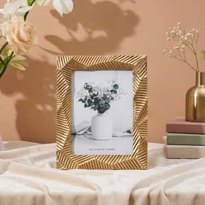 Eleganter goldener 5x7 Bilderrahmen mit geometrischer Textur in stilvoller Dekoration