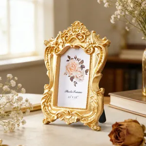 Antiker goldener Bilderrahmen mit floralen Schnitzereien für Tischdekoration