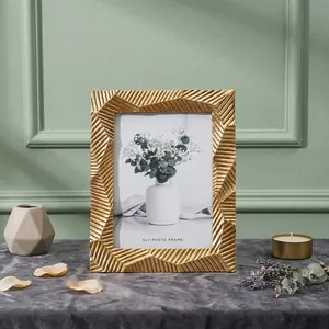 Elegante Makroansicht eines goldenen 5x7-Fotorahmens mit geometrischem Facettenmuster