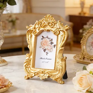 Nahaufnahme eines goldenen Fotorahmens im Barockstil mit kunstvollen Schnitzereien für den Tisch