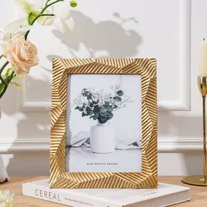 Detailansicht eines goldenen geometrischen 6x8-Fotorahmens in einer modernen Umgebung
