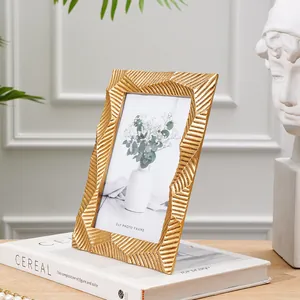 Nahaufnahme des goldenen Rahmens mit geometrischem Muster auf einem Buch