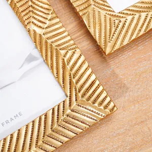 Nahaufnahme eines modernen goldenen Fotorahmens mit geometrischem Chevron-Muster