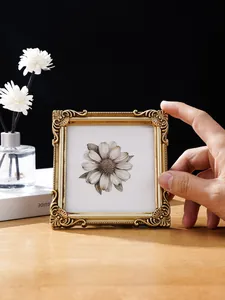 Detaillierte Ansicht des verzierten goldenen Fotorahmens im europäischen Barockstil