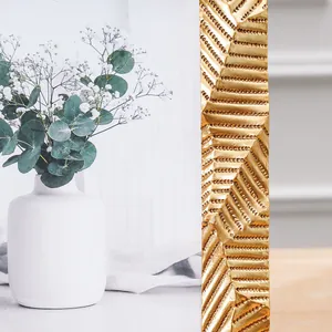 Moderner minimalistischer goldener Bilderrahmen mit geometrischem Facettenmuster
