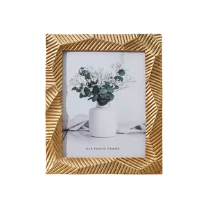Moderner minimalistischer goldener 6x8 Fotorahmen mit facettierten geometrischen Mustern