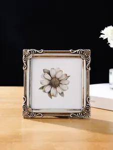 Nahaufnahme eines silbernen Fotorahmens im europäischen Vintage-Stil mit Relief